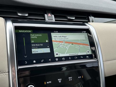 Used 2020 Land Rover Discovery Sport SE image 18