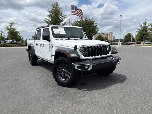 Used 2025 Jeep Gladiator Sport AWD/4WD image 5