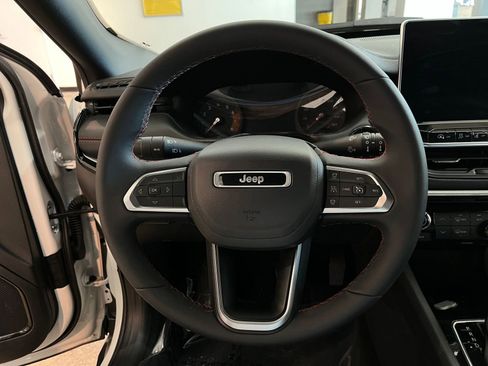 Used 2025 Jeep Compass Trailhawk image 28