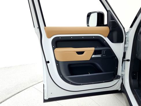 Used 2025 Land Rover Defender 110 X-Dynamic SE image 27