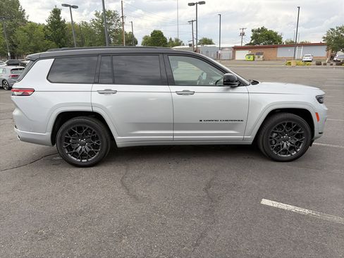 Used 2024 Jeep Grand Cherokee L Summit w/ Advanced Protech Group IV AWD/4WD image 4