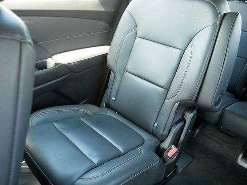 Used 2023 Chevrolet Traverse LT w/ LT Premium Package AWD/4WD image 12