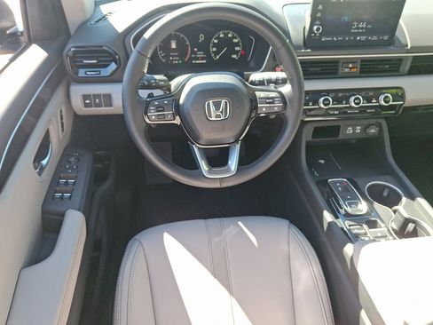 Used 2025 Honda Pilot Touring image 14