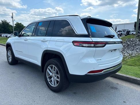 Used 2023 Jeep Grand Cherokee Laredo AWD/4WD image 4