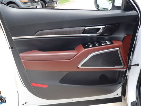 Used 2024 Kia Telluride EX w/ EX Captain's Chair Package FWD image 12