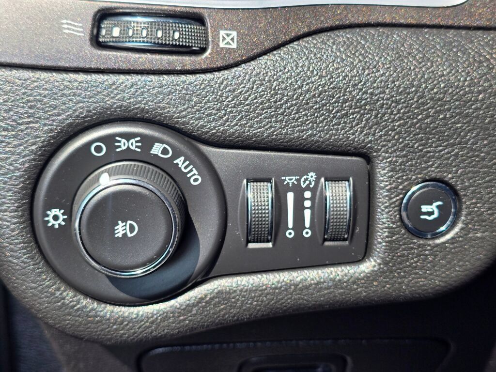 Used 2019 Jeep Cherokee Trailhawk AWD/4WD image 24
