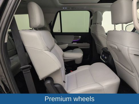 Used 2025 Ford Expedition Platinum w/ Driver's Package AWD/4WD image 16