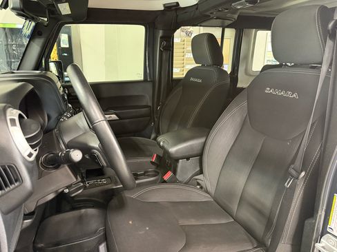 Used 2017 Jeep Wrangler Unlimited Sahara w/ Connectivity Group AWD/4WD image 10