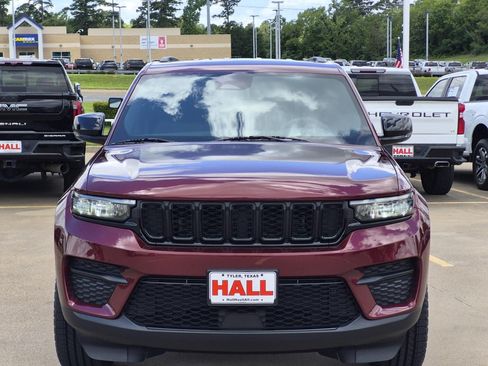 Used 2023 Jeep Grand Cherokee Altitude AWD/4WD image 2