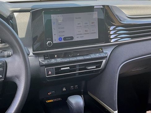 Used 2025 Toyota Camry SE image 9