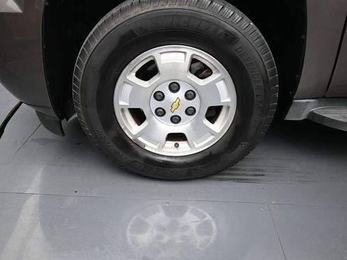Used 2013 Chevrolet Suburban LT RWD image 17