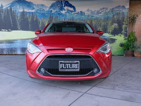 Used 2019 Toyota Yaris XLE image 2