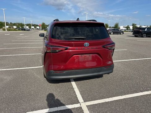 Used 2021 Toyota Sienna XLE FWD image 10