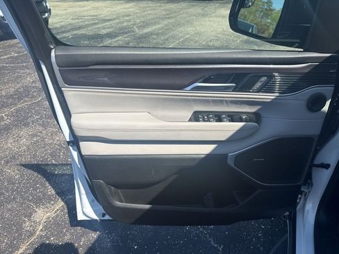 Used 2023 Jeep Wagoneer L 4WD w/ Premium Group I image 35