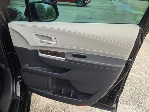 Used 2022 Toyota Sienna LE FWD image 27