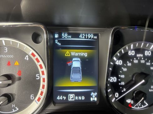 Used 2018 Nissan Titan SV w/ SV Convenience Package image 12