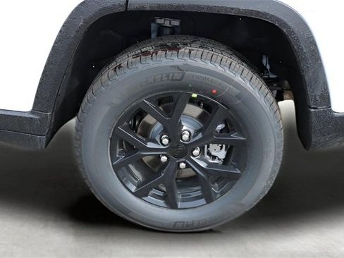 New 2026 Jeep Grand Cherokee Altitude image 9