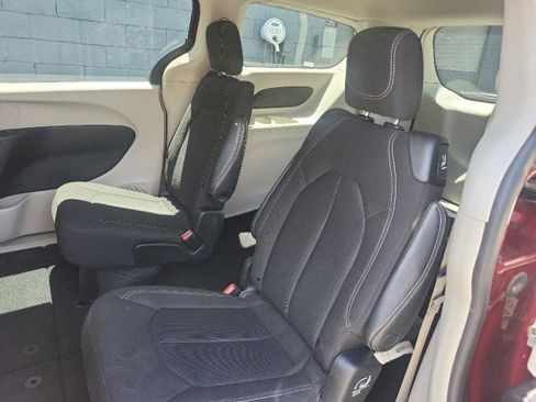 Used 2023 Chrysler Voyager LX FWD image 9