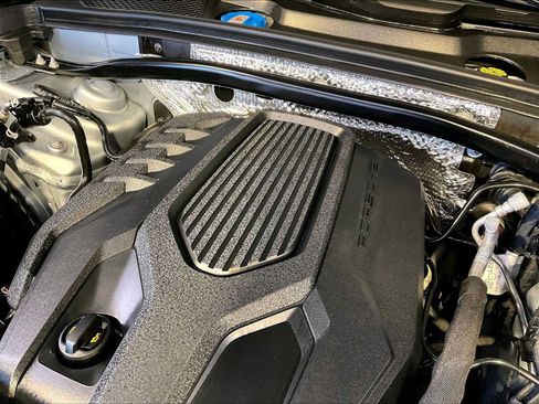 Certified 2023 Porsche Macan AWD/4WD image 33