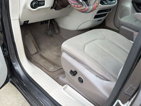 Used 2017 Chrysler Pacifica Touring image 57