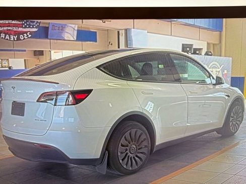 Used 2024 Tesla Model Y Long Range AWD/4WD image 3