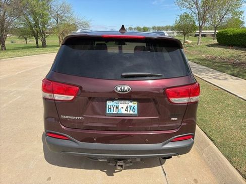 Used 2017 Kia Sorento LX w/ LX Convenience Package image 4
