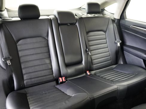 Used 2017 Ford Fusion SE w/ Fusion SE Technology Package image 32