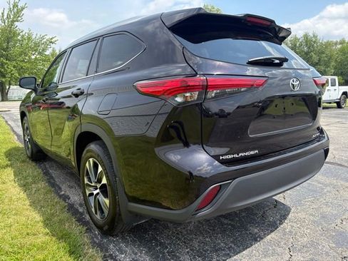 Used 2020 Toyota Highlander XLE AWD/4WD image 2
