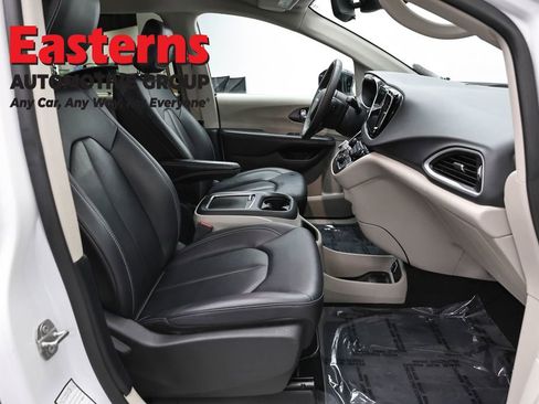 Used 2024 Chrysler Pacifica Touring-L FWD image 24