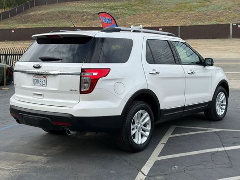 Used 2014 Ford Explorer XLT w/ Equipment Group 202A AWD/4WD image 4