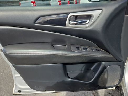 Used 2020 Nissan Pathfinder SV image 17