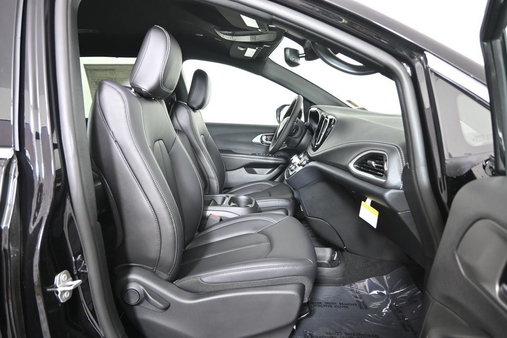 New 2027 Chrysler Pacifica Select AWD/4WD image 13
