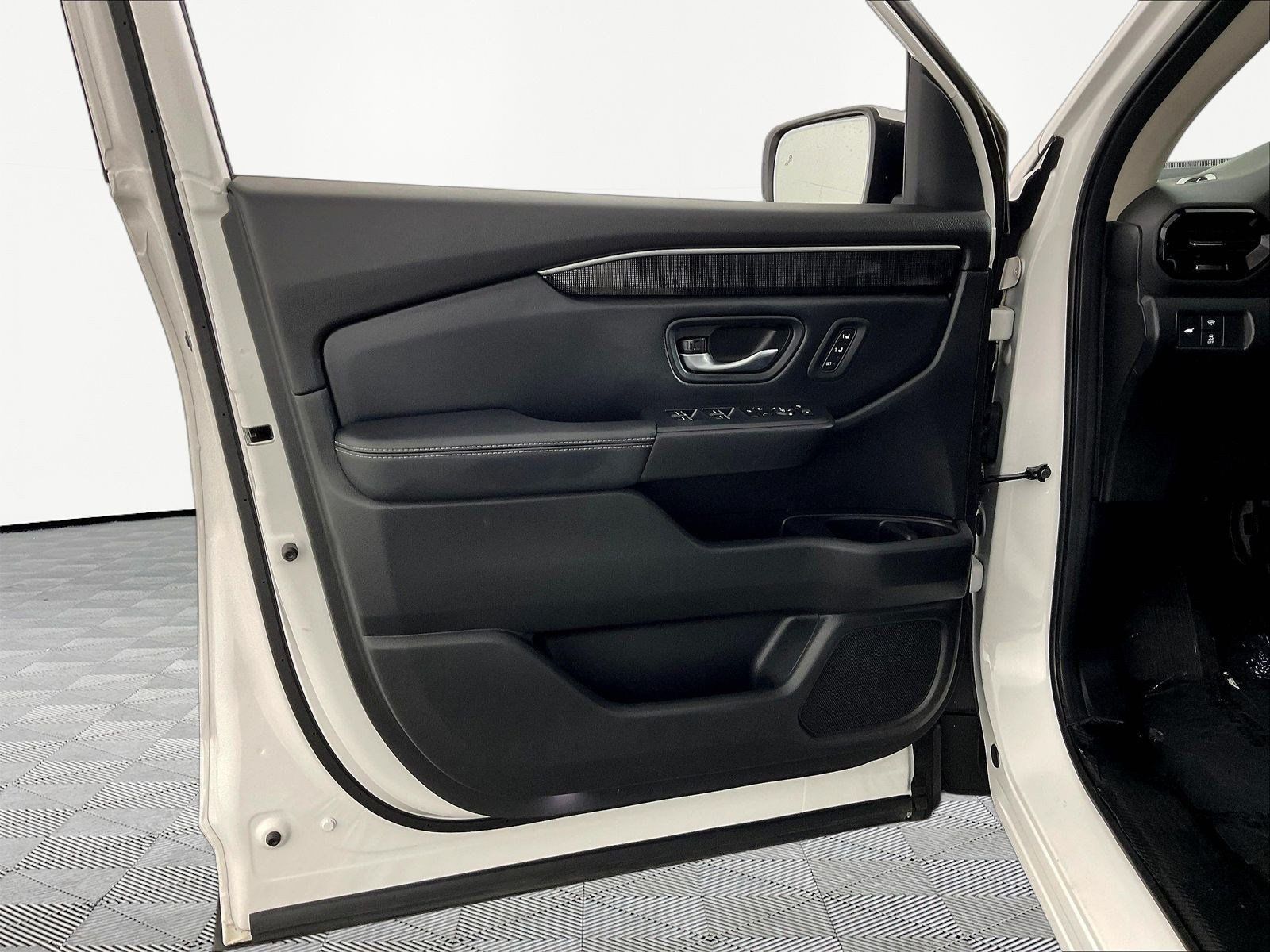 Used 2025 Honda Pilot Elite image 22
