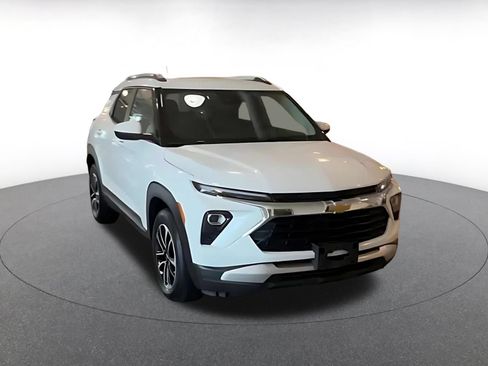 Used 2025 Chevrolet TrailBlazer LT FWD image 3