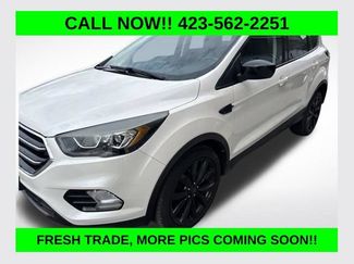 Used 2017 Ford Escape SE w/ SE Sport Appearance Package FWD video 1