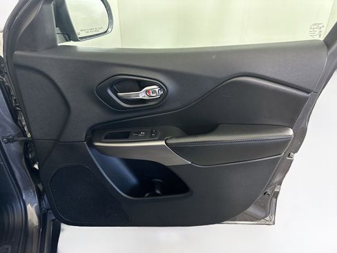 Used 2019 Jeep Cherokee Limited image 33