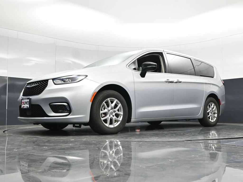 Used 2024 Chrysler Pacifica Touring-L FWD image 56