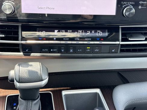 Used 2024 Toyota Sienna XLE FWD image 12