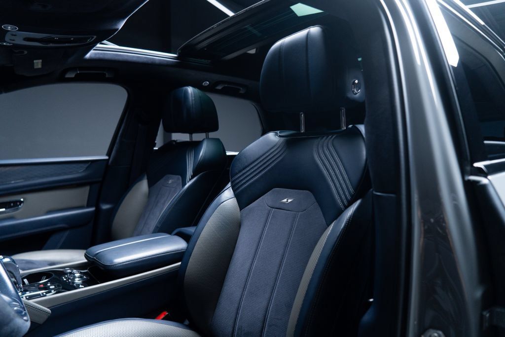 Used 2022 Bentley Bentayga AWD/4WD image 25