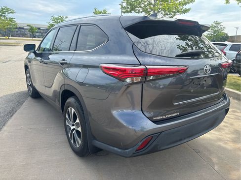 Used 2020 Toyota Highlander XLE AWD/4WD image 5