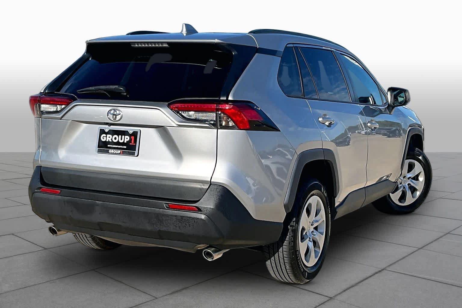 Used 2019 Toyota RAV4 LE FWD image 11