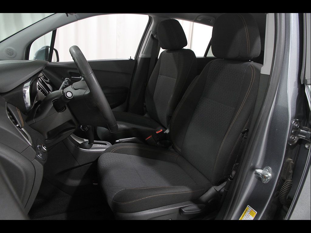 Used 2020 Chevrolet Trax LS w/ Tint and Cruise Package FWD image 5