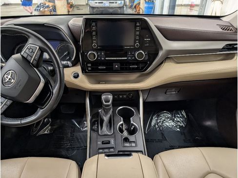 Used 2021 Toyota Highlander XLE AWD/4WD image 13