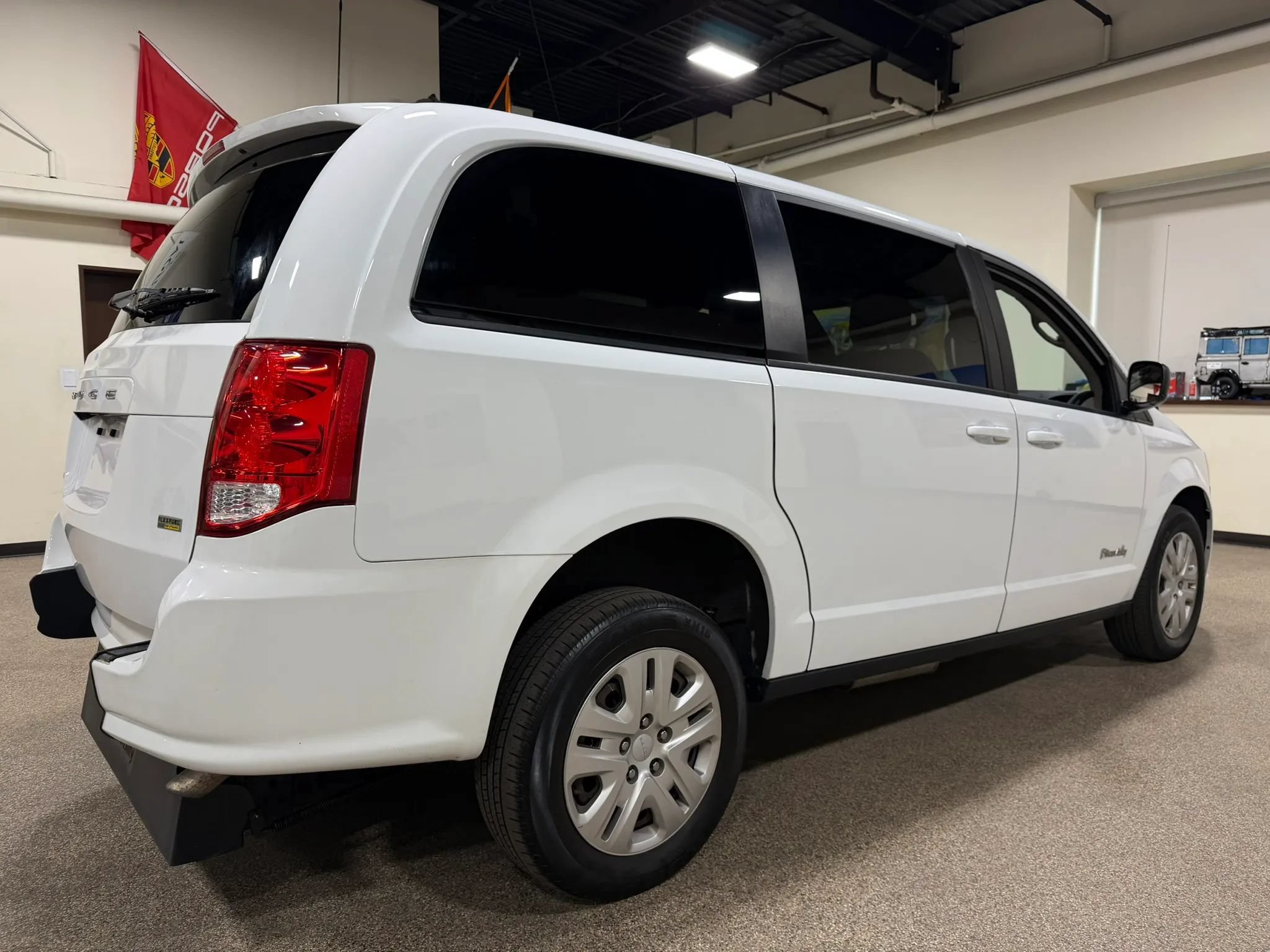 Used 2018 Dodge Grand Caravan SE FWD image 17