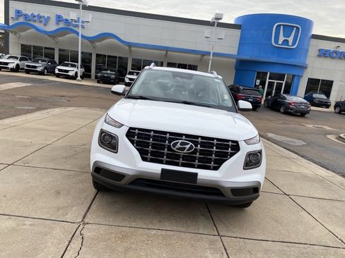 Used 2025 Hyundai Venue SEL image 3