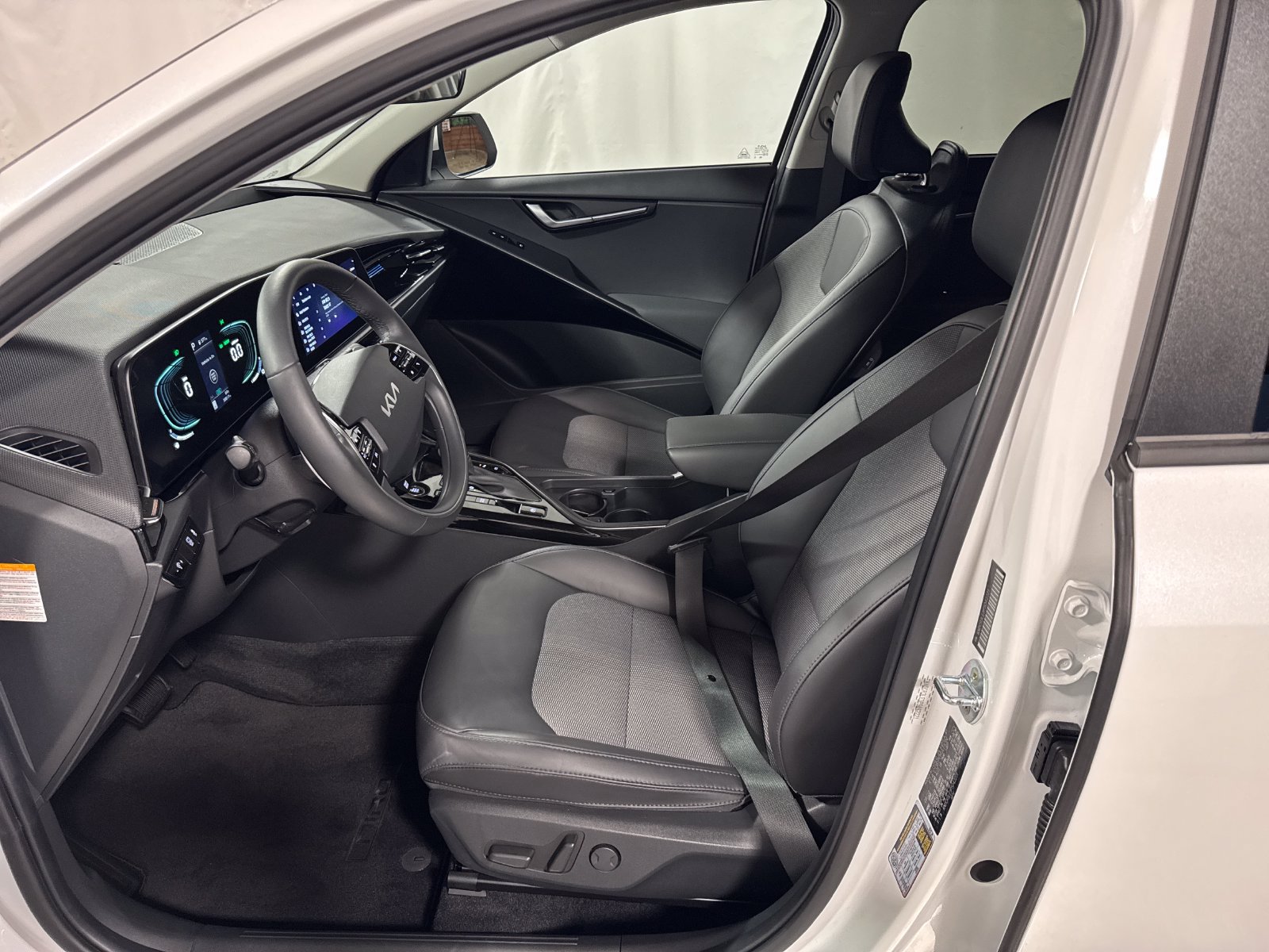 Used 2023 Kia Niro EX FWD image 3