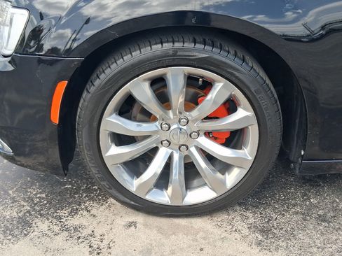 Used 2019 Chrysler 300 Limited RWD image 8