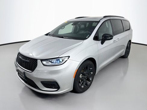 Used 2024 Chrysler Pacifica Limited w/ S Appearance Package FWD image 3
