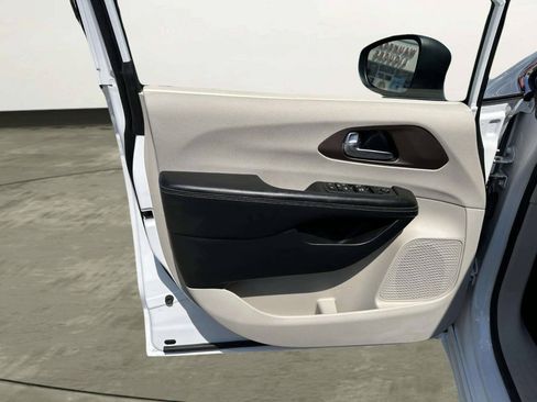 Used 2022 Chrysler Voyager LX FWD image 11