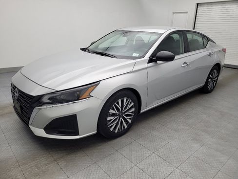 Used 2024 Nissan Altima 2.5 SV image 2